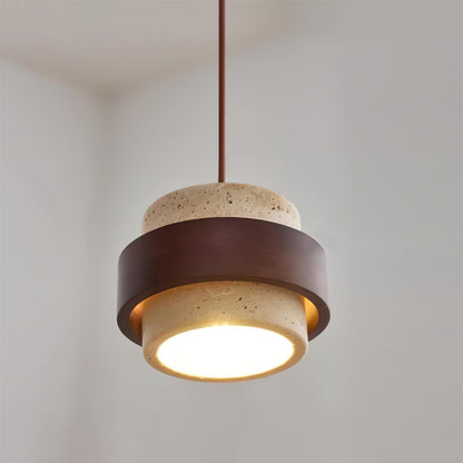 Suspension Dimoree en travertin beige et bois de noyer foncé au design cylindrique contemporain