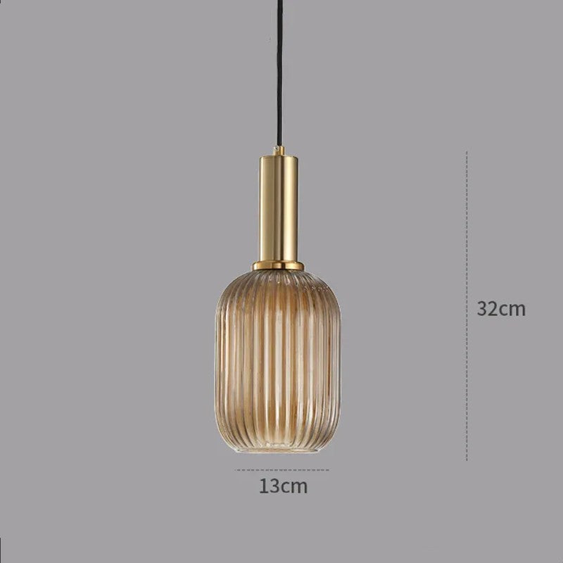 Suspension Dimoree moderne en verre nervuré fumé avec structure en métal doré brossé pour un éclairage élégant.