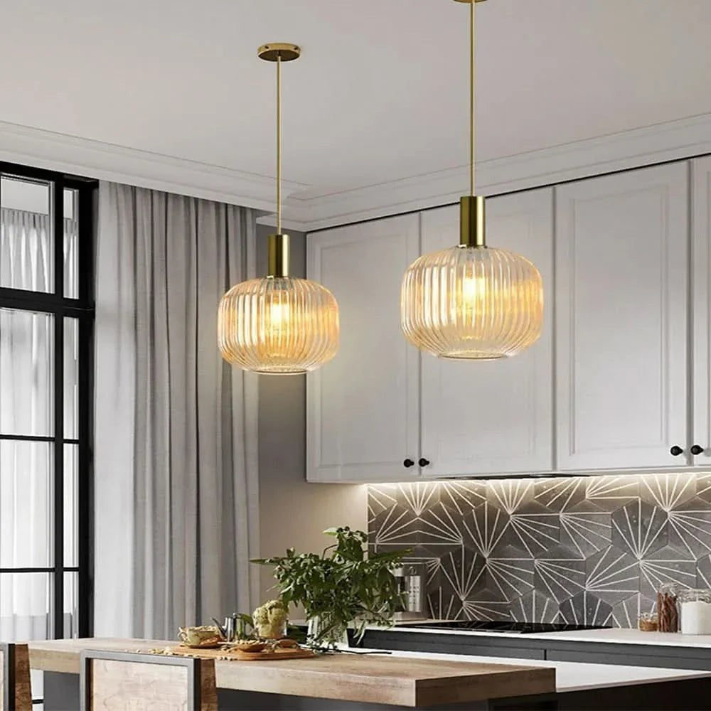 Suspension Dimoree moderne en verre nervuré et métal doré pour une cuisine élégante et lumineuse