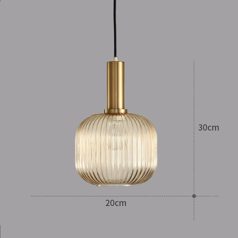 Suspension Dimoree moderne en verre nervuré ambré avec structure en métal doré brossé pour un éclairage élégant.