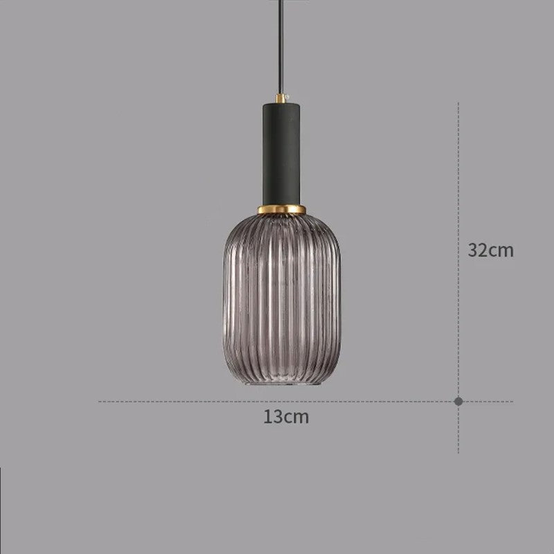 Suspension lumineuse Dimoree en verre fumé nervuré avec structure en métal noir et détails dorés pour intérieur chic.