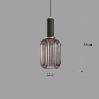 Suspension lumineuse Dimoree en verre fumé nervuré avec structure en métal noir et détails dorés pour intérieur chic.
