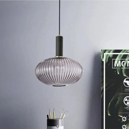 Suspension Dimoree moderne en verre fumé nervuré avec structure noire et détails dorés pour un éclairage élégant.