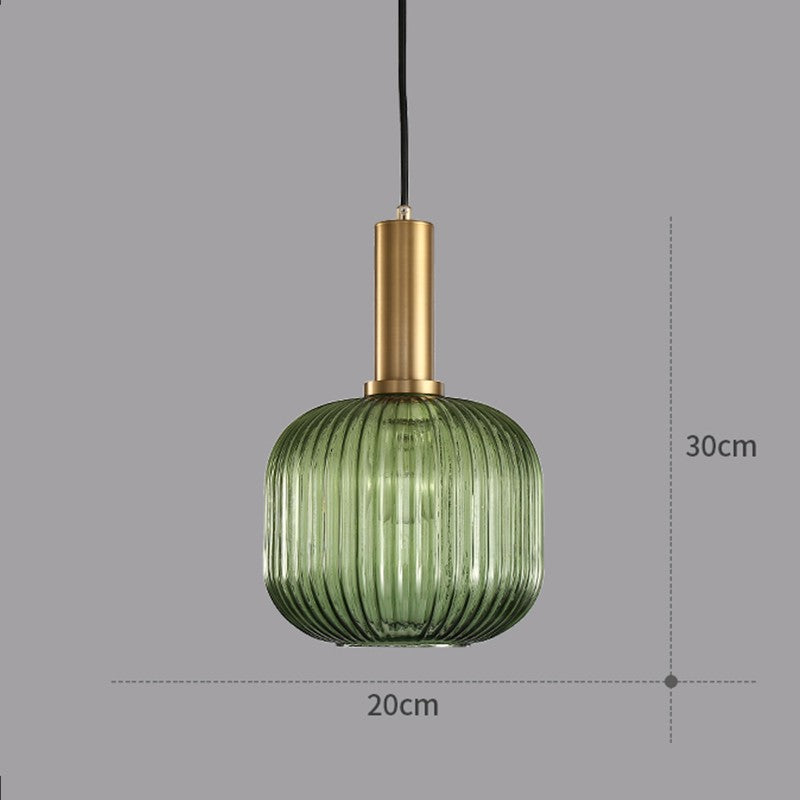 Suspension Dimoree en verre nervuré vert avec structure en métal doré brossé pour un éclairage moderne et élégant.