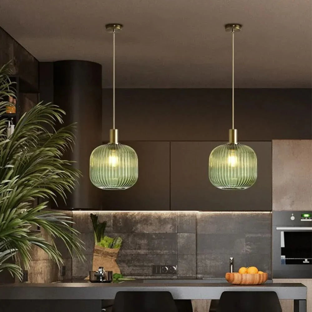 Suspension Dimoree en verre nervuré vert et métal doré, idéale pour un éclairage moderne au-dessus d'un îlot de cuisine