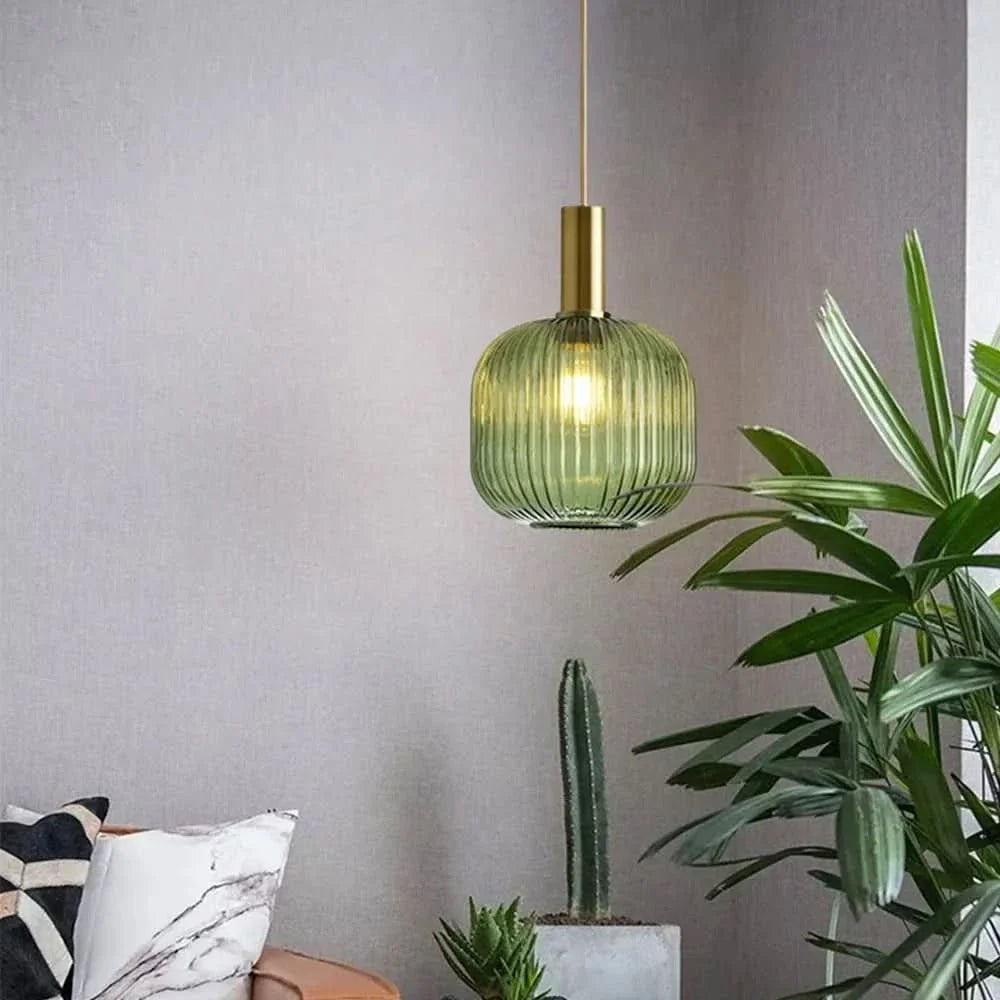 Suspension Dimoree en verre nervuré vert et métal doré, design moderne pour un éclairage chaleureux et élégant.