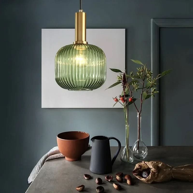 Suspension lumineuse Dimoree en verre nervuré vert et métal doré brossé pour un éclairage intérieur élégant.