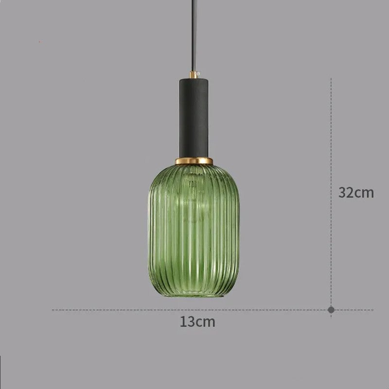Suspension Dimoree moderne en verre nervuré vert avec structure en métal noir et détails dorés pour intérieur chic.