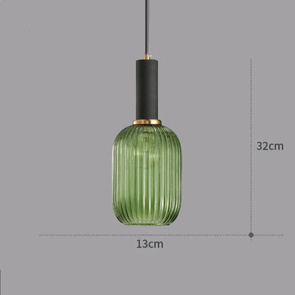 Suspension Dimoree moderne en verre nervuré vert avec structure en métal noir et détails dorés pour intérieur chic.