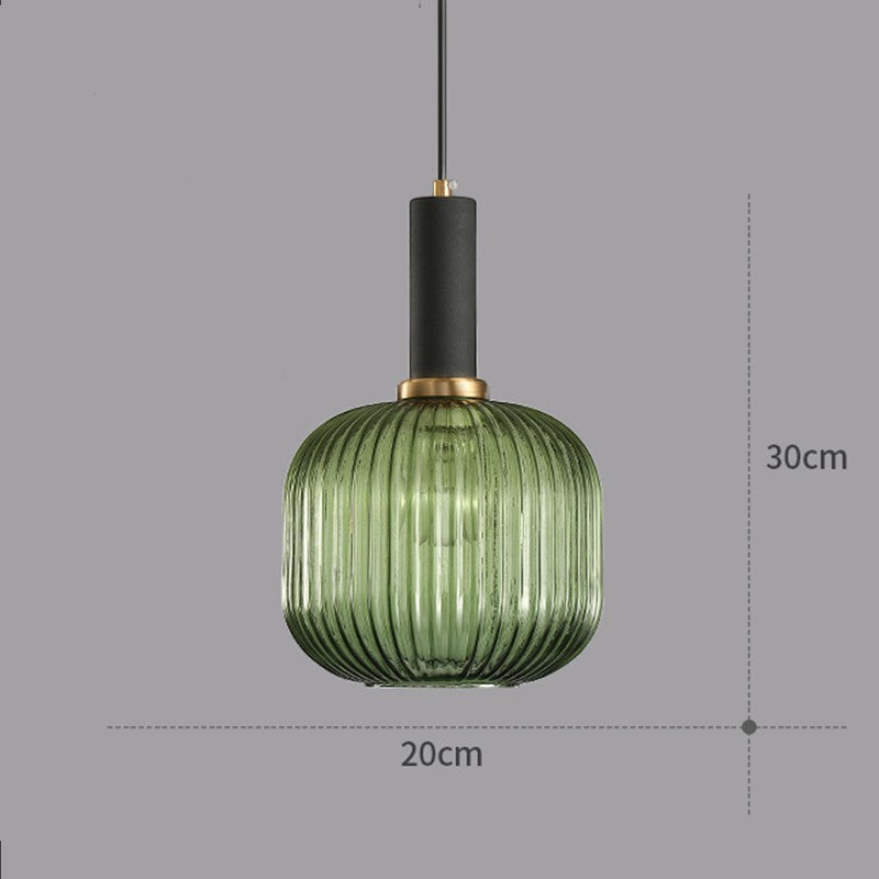 Suspension Dimoree moderne en verre vert nervuré avec détails en métal doré et noir, design élégant pour intérieur.