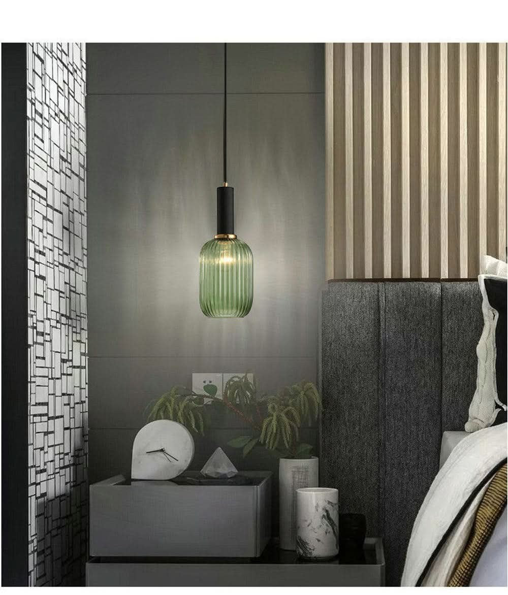 Suspension Dimoree moderne en verre nervuré vert avec structure noire et dorée pour une chambre élégante