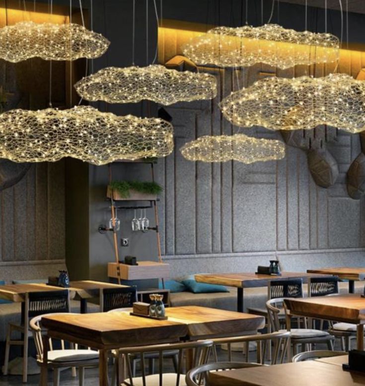 Lustre en forme de nuage, en maille métallique or ou argent